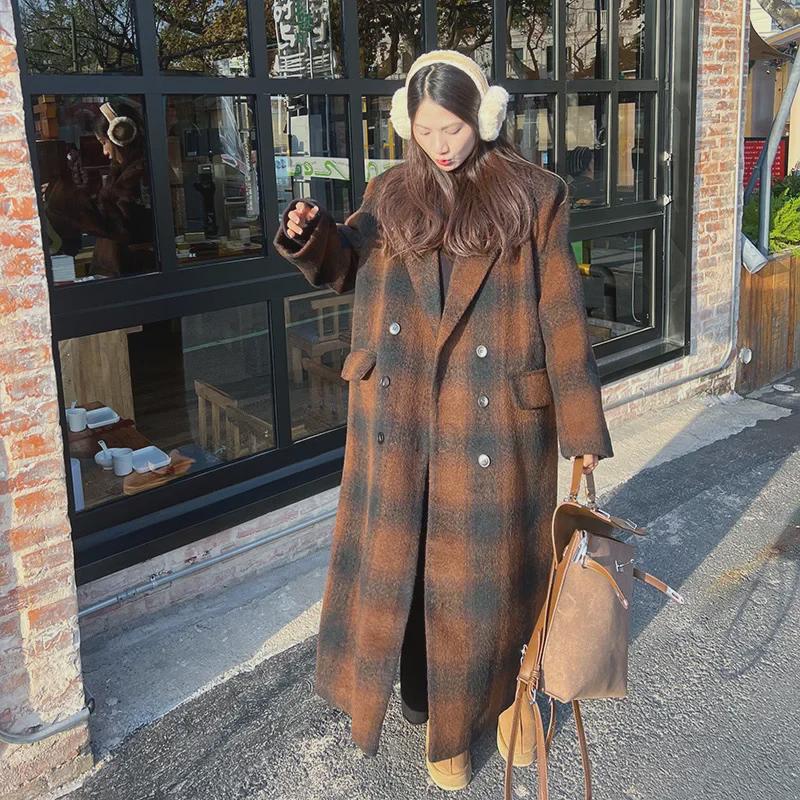 Women's Retro Plaid Oversized Double-Breasted Wool Coat with Lapel and Flap Pockets