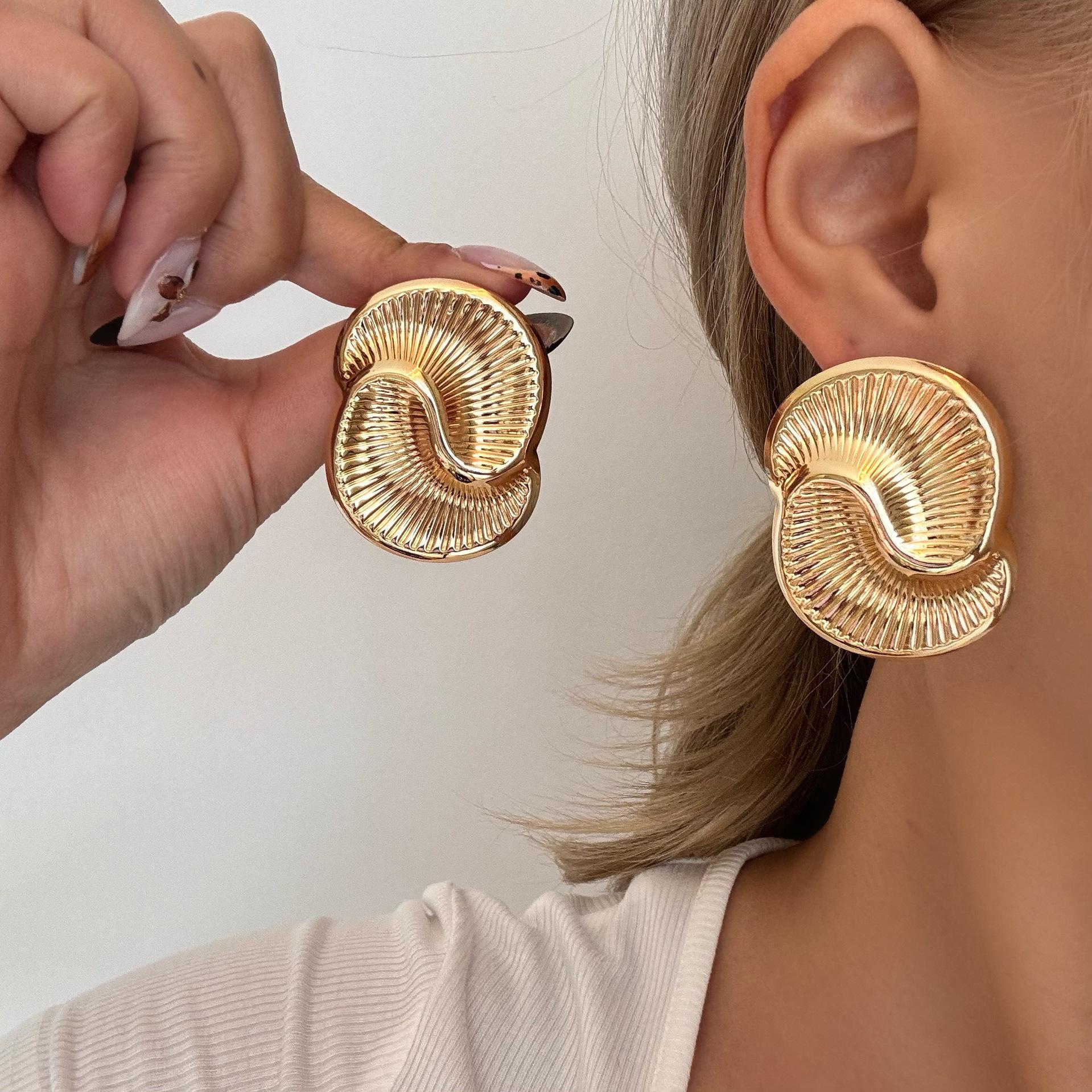 Exaggerated Pleated Leaf Earrings: Luxurious Fashion Design for Women