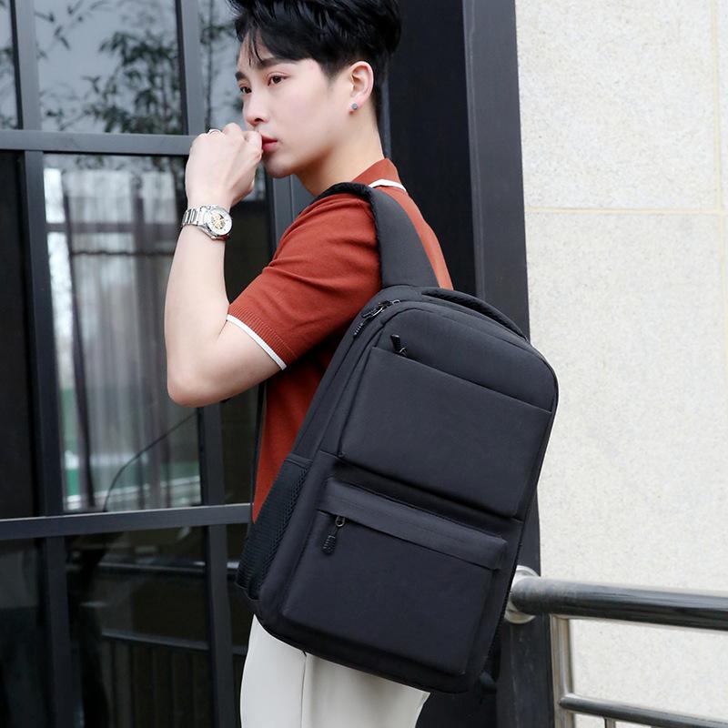 Moderna och avslappnade ryggsäckar, trendiga skolväskor för studenter, affärsdatorväskor, enkla reseryggsäckar