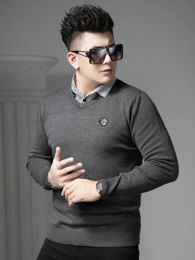 European Trendy Brand Badge V-Neck Knitwear Men s Sweater 2025 Autumn and Winter New Style Fake Two-Piece Sweater Men s Clothing M темно-серого