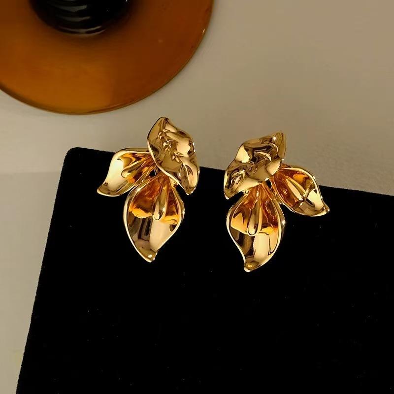 Silver needle sequined three-dimensional flower stud earrings fashionable light luxury high-end earrings niche trend cold wind earrings wholesale