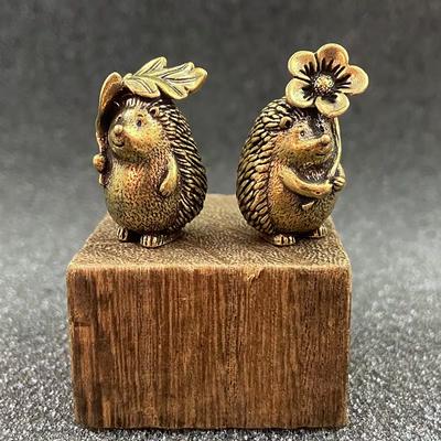 2pcs Brass Hedgehog Figurines with Leaf And Flower/Collectible Statue/Cute Home Desktop Office Bookshelf Decoration/Ideal