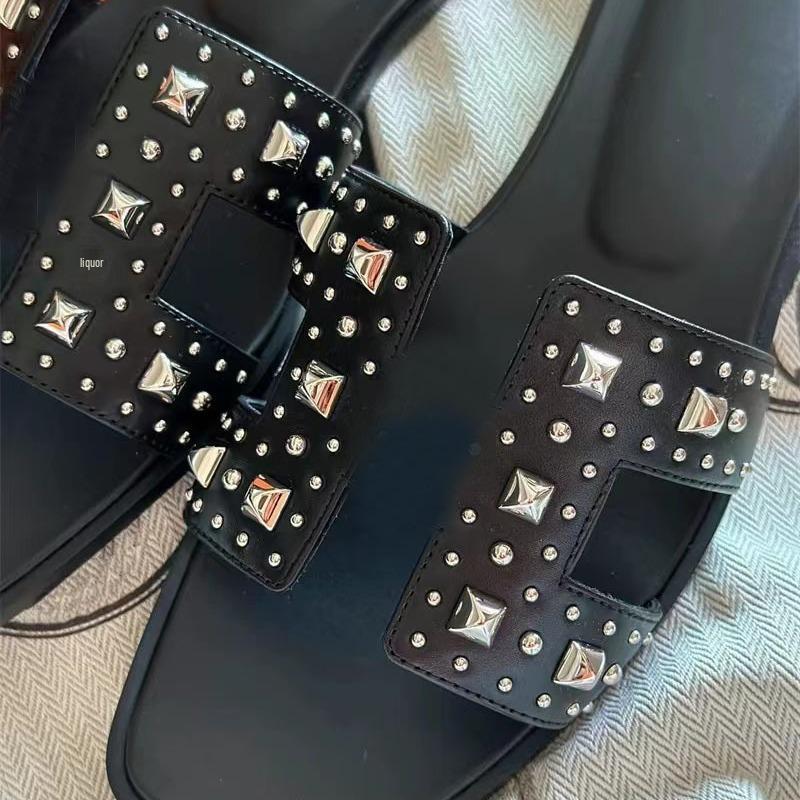 

Летние женские сандалии на плоской подошве с ремешками и заклепками 37 чёрный