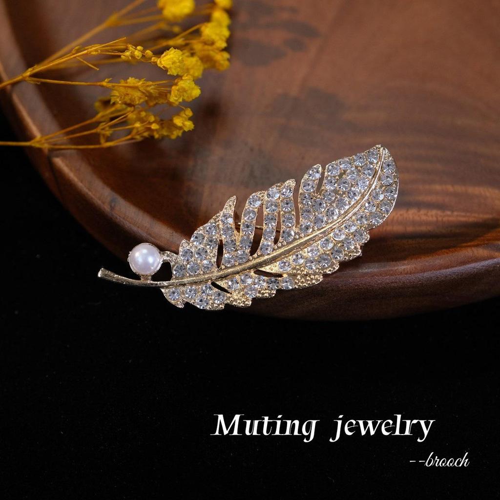 Exquisite Feather Brooch: Luxurious Alloy Corsage Jewelry & Versatile Anti-exposure Pin
