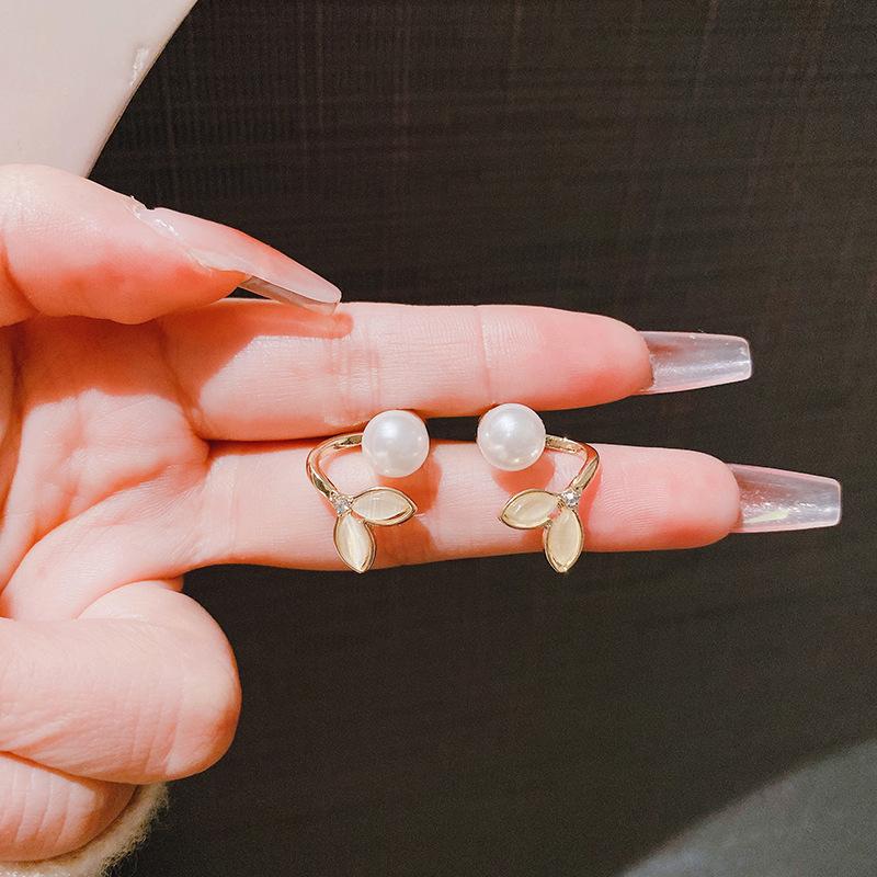 

Two-die Pearl Fish Tail Stud Earrings That Go Well with Cat-eye Stone Earrings. Luxurious and High-end Women s Ear Accessories.