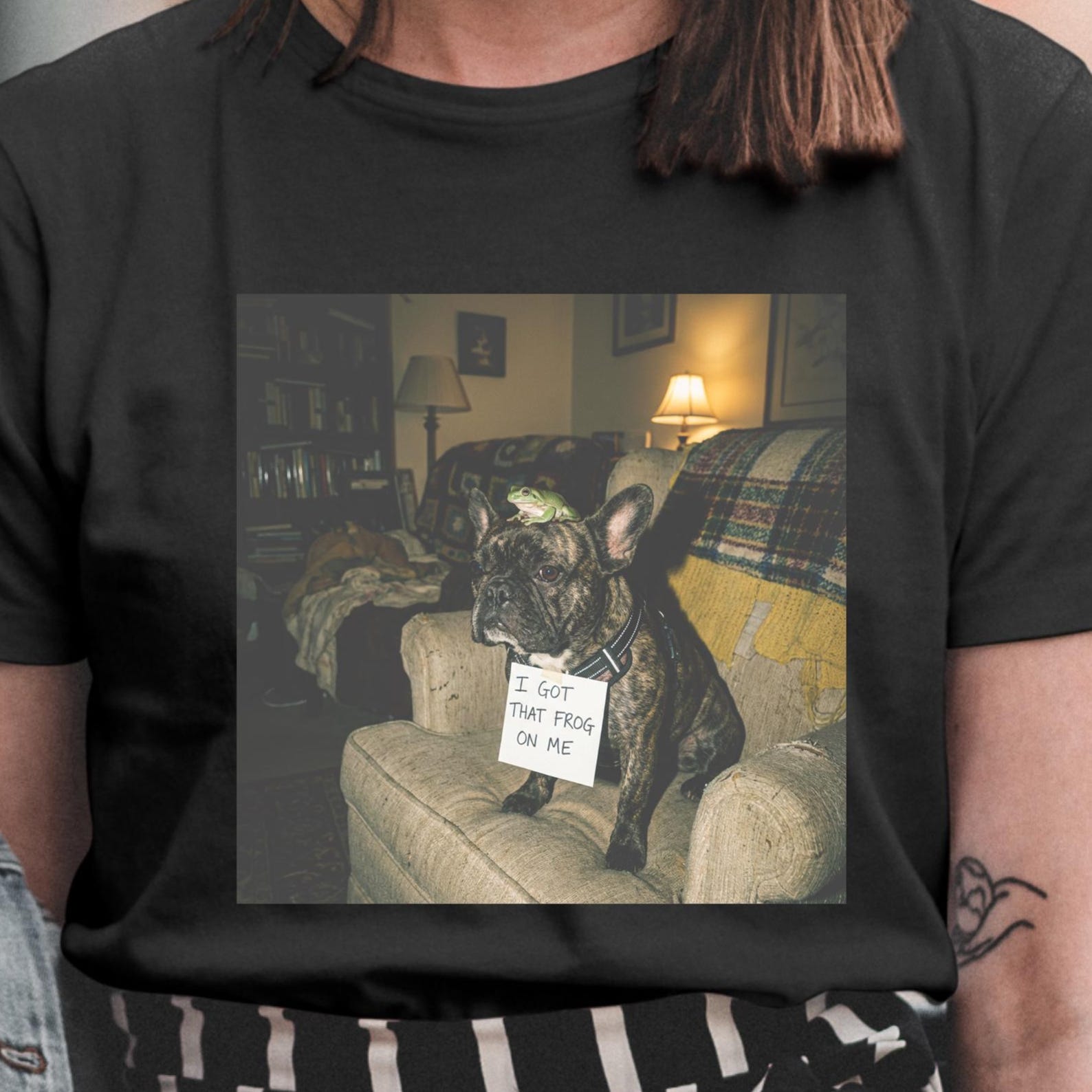 Stylish I Got That Frog On Me Shirt – Funny Dog Frog Meme T-Shirt, Weird Humor Animal Shirt, Viral Meme Tee,i got that dog in me. S