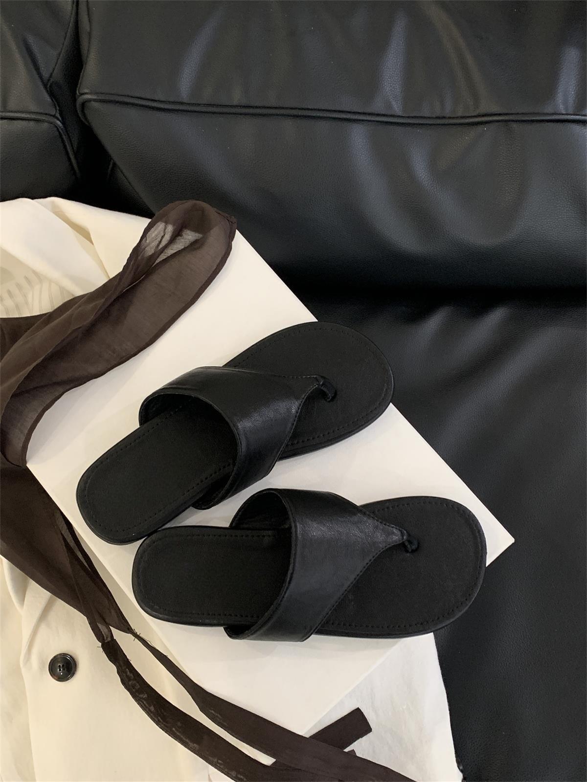 

Niche design flip-flops women s summer 2025 new Korean version fashion toe Roman flat-bottomed vacation beach shoes 35