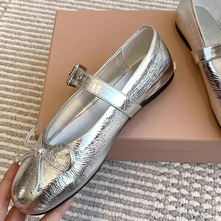 

Винтажные туфли-лодочки из лакированной и натуральной кожи с круглым носком, плоской подошвой, бантом и одинарным ремешком, новинка лета 2025, универсальные туфли для офисной леди 40 серебряный