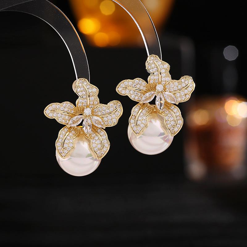 Light Luxury Earrings Trendy High-end Lily Earrings French Elegance Flower Pearl Stud Earrings
