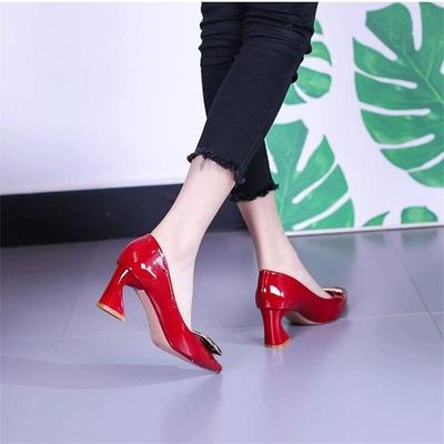 Zapatos de boda rojos franceses tacón medio punta punta escote bajo estilo pequeño fragante tacones altos zapatos de salón mujer 2025 nuevo sexy tacón de aguja zapato de mujer