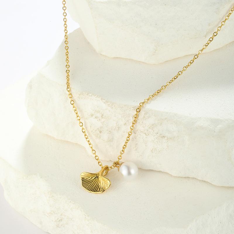 Hot-selling new shell pearl pendant necklace girls high-end sense simple niche design gold-plated collarbone chain