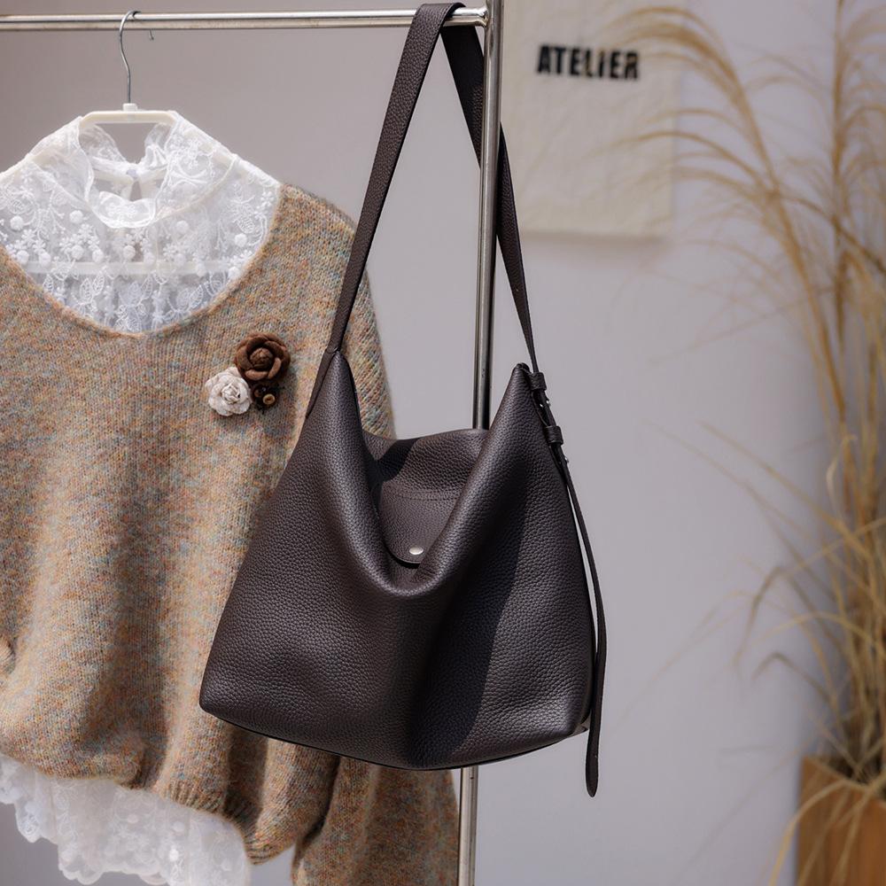 Single-shoulder Bag - Large Capacity Tote Bag for Women, with A Sophisticated Style, Suitable for Daily Commutes and Versatile in Use. Bucket Bag.