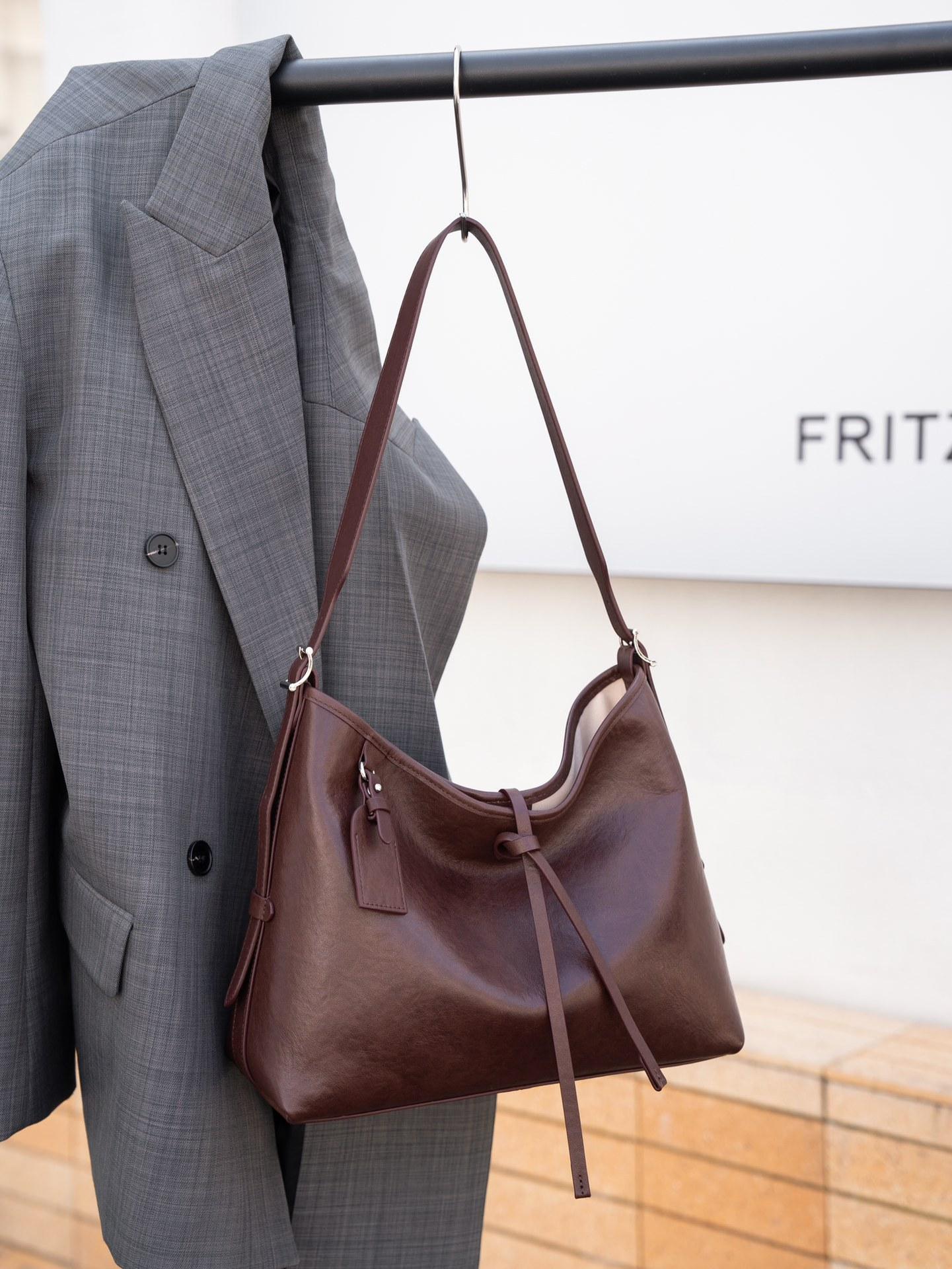 

Spring Summer 2025 Vegetable Tanned Cowhide Large Capacity Women s Shoulder Underarm Premium Messenger Bag Commuter Versatile Leather Women s Bag 32*12*26cm темно-коричневого