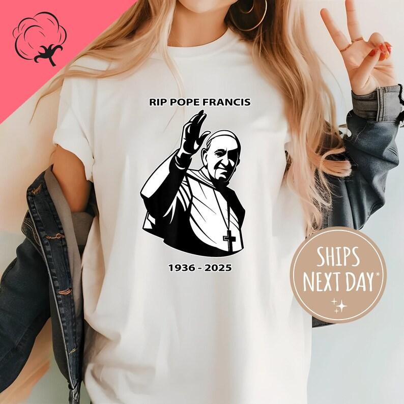 Camisas RIP Pope Francis Catholic T Shirt Pray for Pope Francis Catholic Memorial Graphic T Shirts Gift Christian Quote Tee