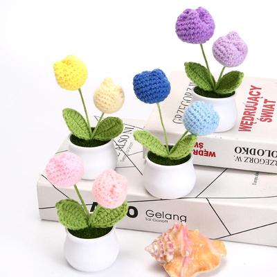 Ručně tkaná vlněná tulipánová rostlina: Kreativní stolní ozdoba a dárek k promoci