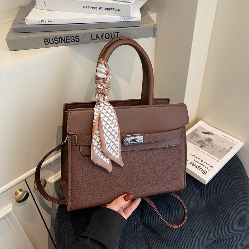 Premium sense retro handbag bag women's autumn and winter 2025 popular versatile commuter shoulder bag crossbody small square bag