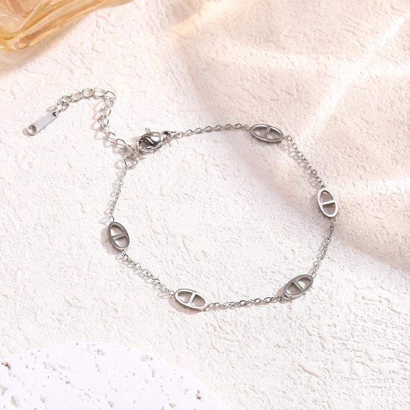 Fashionable Titanium Steel Pig Nose Bracelet Versatile Luxury Design Couple s Hand Chain Stylish Accessory for All Occasions