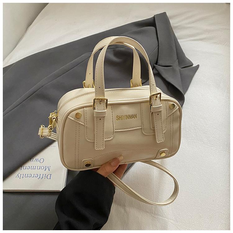 

Премиальная женская сумка Boston 2025 новая корейская версия ретро-сумка нишевая универсальная дорожная сумка через плечо белый