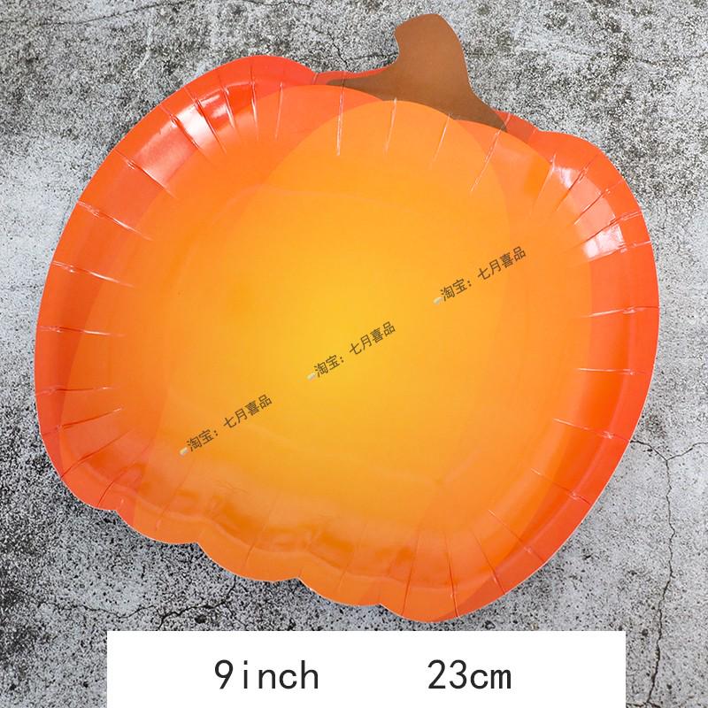 Zestaw zastawy stołowej na imprezę tematyczną Halloween: Obrus dyniowy, Talerzyki i kubki jednorazowe