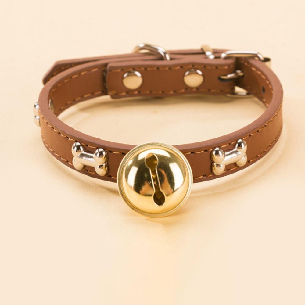 

Мягкий кожаный ошейник для выгула собак, ошейник с принтом лап, костей и кошачьим колокольчиком для маленьких собак и котят S коричневый