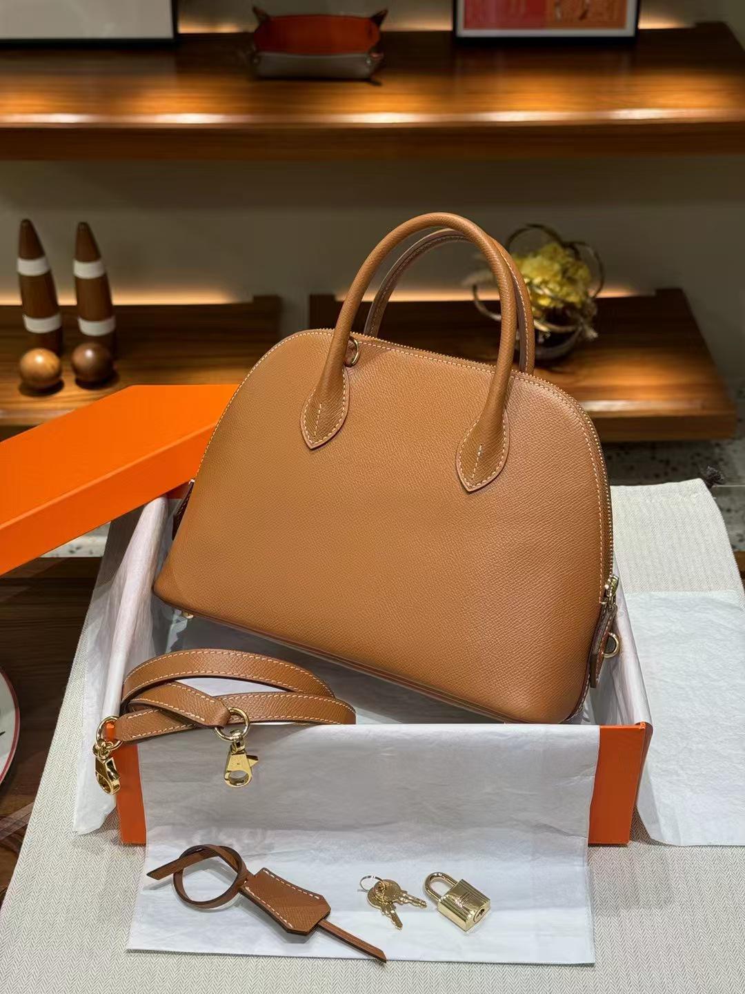 

Сумка для боулинга Bolide 25 Epsom Leather: Универсальная, классическая, ручная и через плечо сумка из натуральной кожи. 25 x 18 x 9 cm