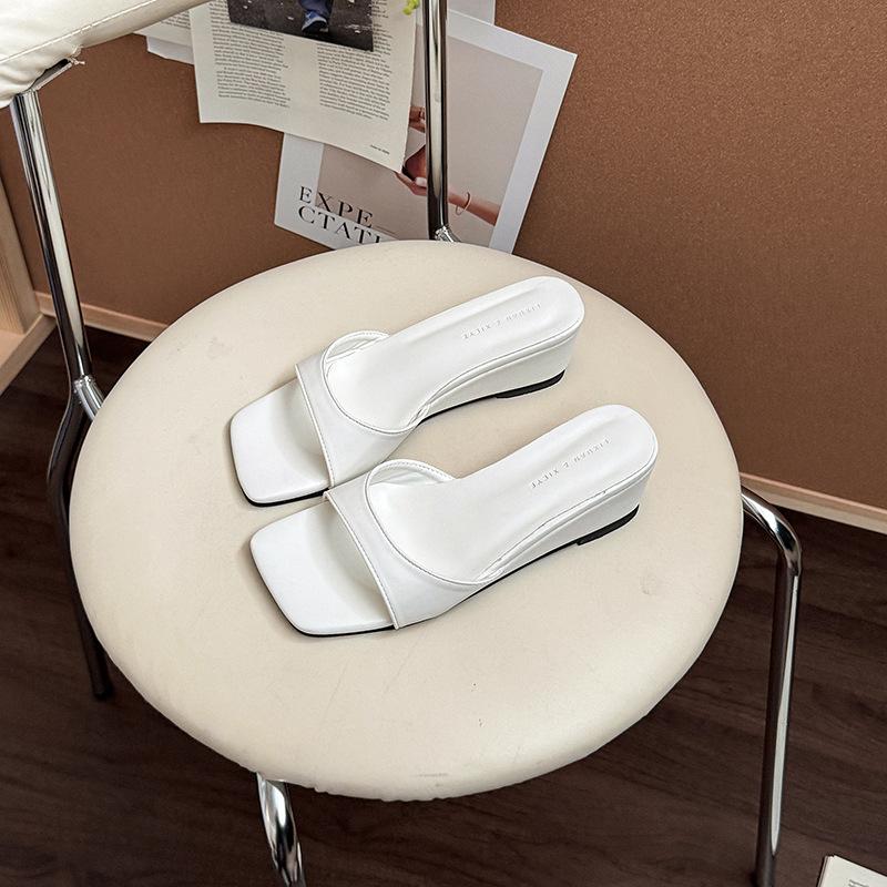 

Стильные, простые и универсальные босоножки с открытым носком и крутые шлепанцы для женской летней коллекции 2025 года, новая верхняя одежда, скошенный каблук, увеличивающие рост, крутые шлепанцы 39