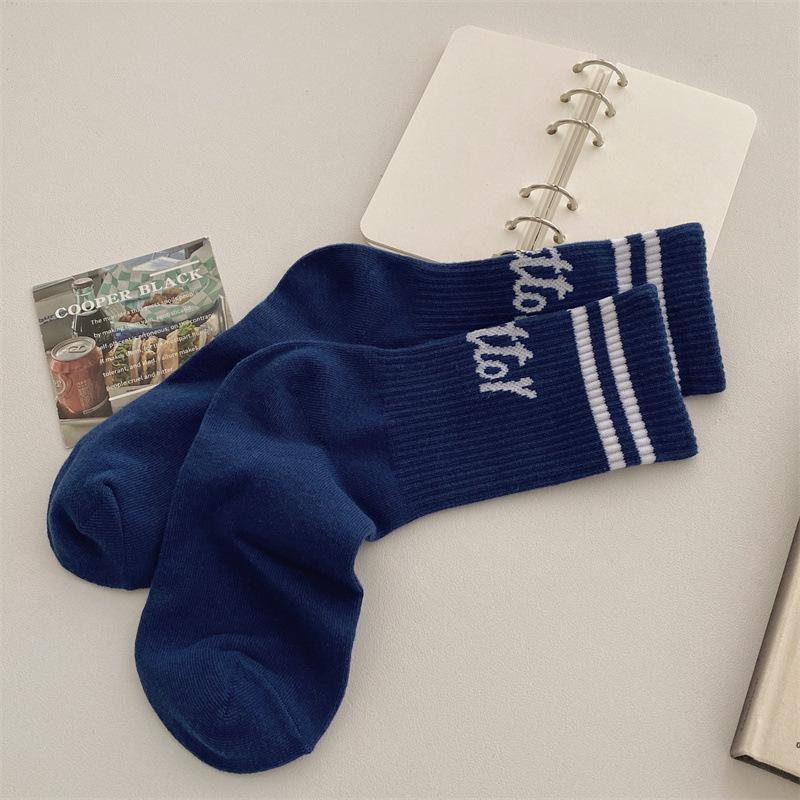 

Персонализированные полосатые носки из чистого хлопка с зелеными буквами для осени и зимы, повседневные и модные спортивные носки средней длины для мужчин и женщин 1 pair синий