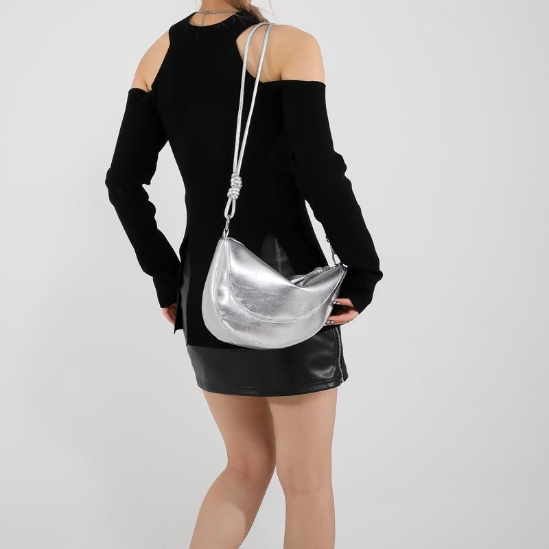 The new bag is personalized and beautiful, niche design, casual women's messenger bag, simple summer saddle bag.