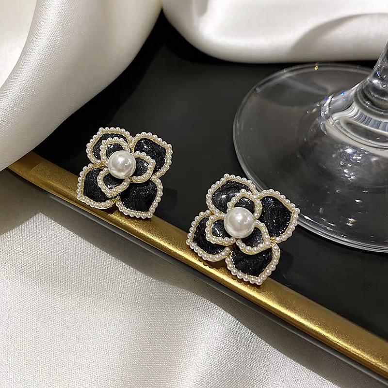 Retro Black Xiaoxiangfeng Stud Earrings Women's Fashion Elegance Temperament High-end Earrings Bow Love Versatile Earrings