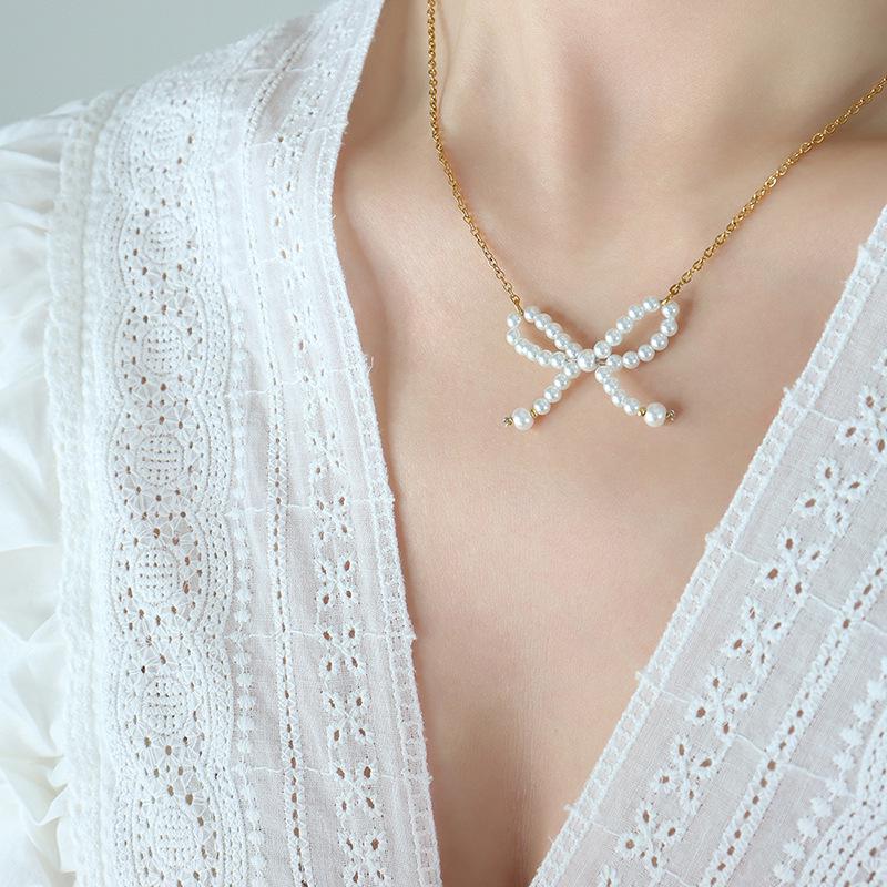French-Inspired Bow Pendant Necklace with Imitation Pearl, 18K Gold-Plated Titanium Steel Clavicle Chain (P815)