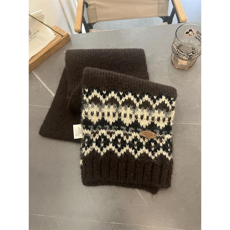 

Atmospheric Christmas scarf Female versatile thickened autumn and winter warm student couple scarf 170cm темно-коричневого