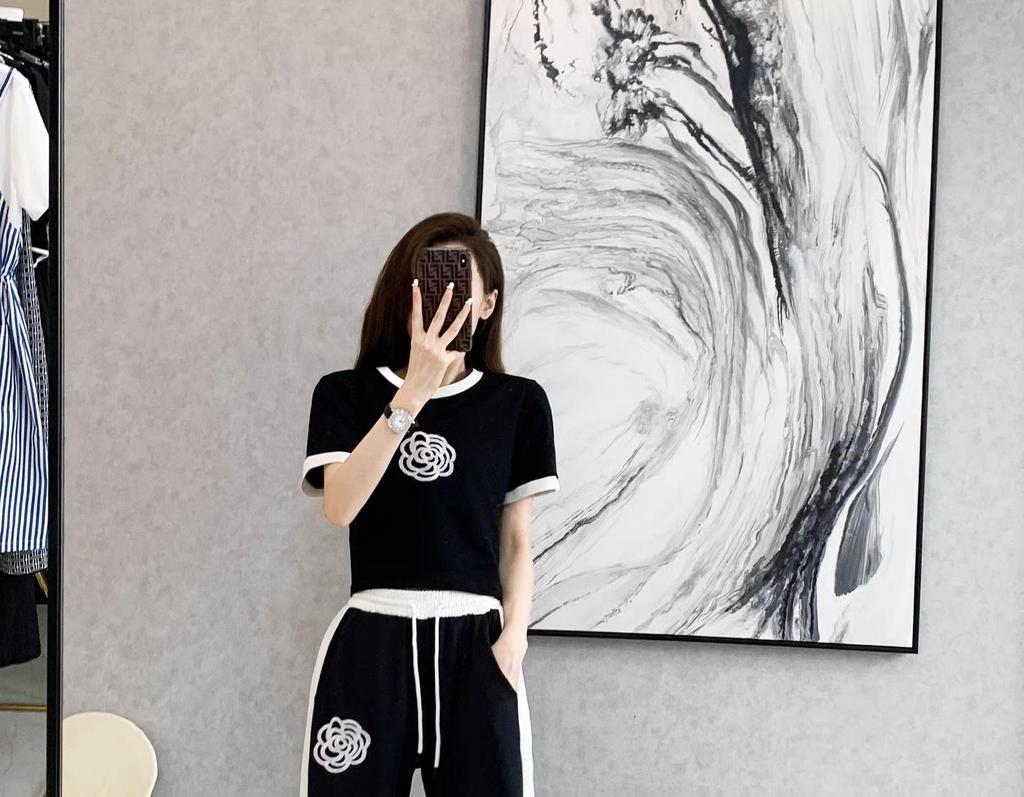 Elegant Women's Summer Casual Suit: Stylish Wide-Leg Pants Two-Piece Set for an Age-Reducing Street Style.