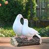 Statue Décoration Deux Pigeons Blancs Debout sur une Souche d'Arbre Ornements d'Oiseaux de Jardin pour Salon Extérieur Cadeau Restaurant Cour Arrière