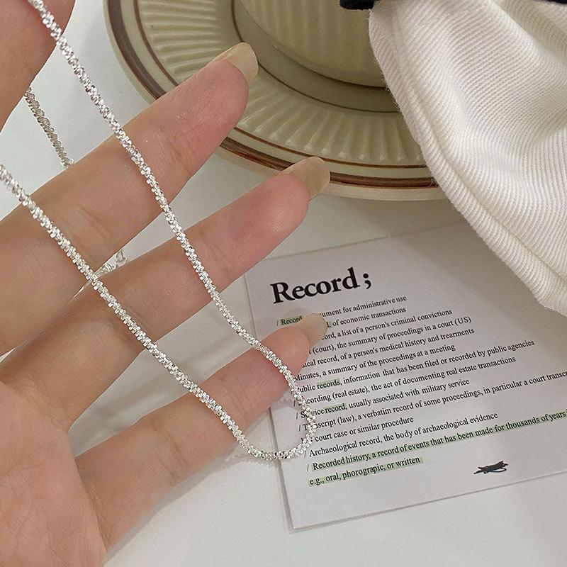 

Звездное ожерелье со сверкающими цепочками на ключицах, усыпанное звездами. Нишевые ожерелья с женским темпераментом.