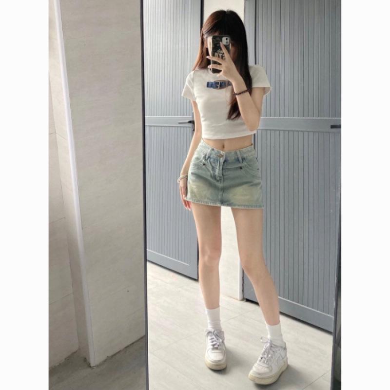 

Summer 2025 Women’s High-Waisted Denim Mini Skirt: Retro A-Line, Anti-Exposure, Hip-Hugging Design Large
