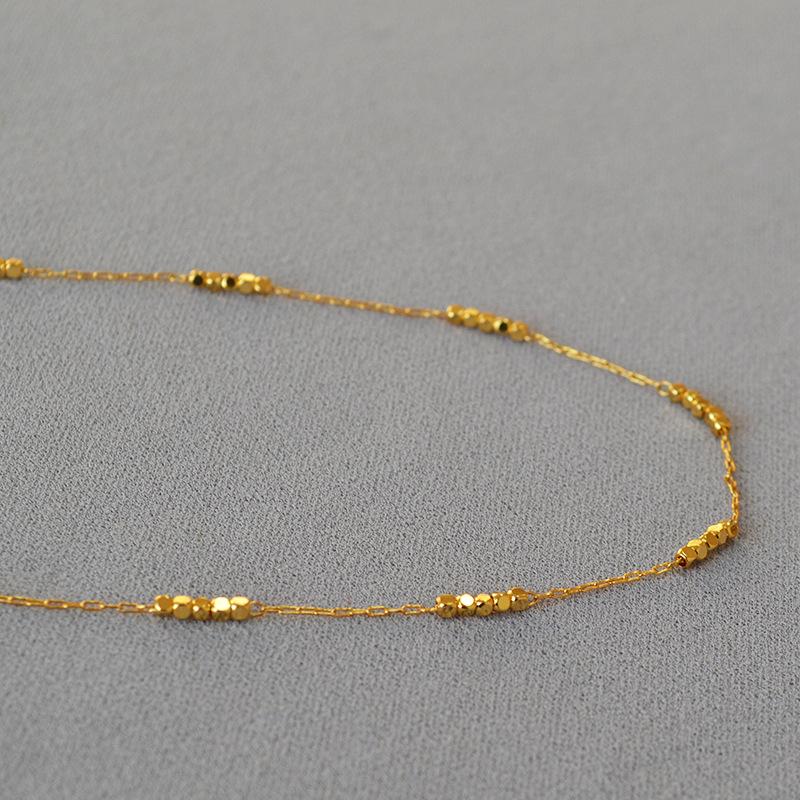 Koreanisches Nischen-Design handgefertigt glänzend abgeschrägte quadratische Perlen Messing goldbeschichtete Textur kurzes dünnes Halsband Schlüsselbein-Kette