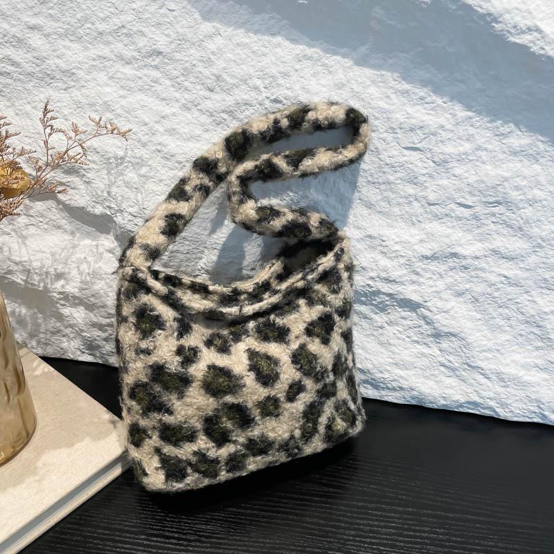 

Korean version ins autumn and winter new niche large-capacity women s tote bag commuting personality lazy wind single shoulder armpit bag tide хакі