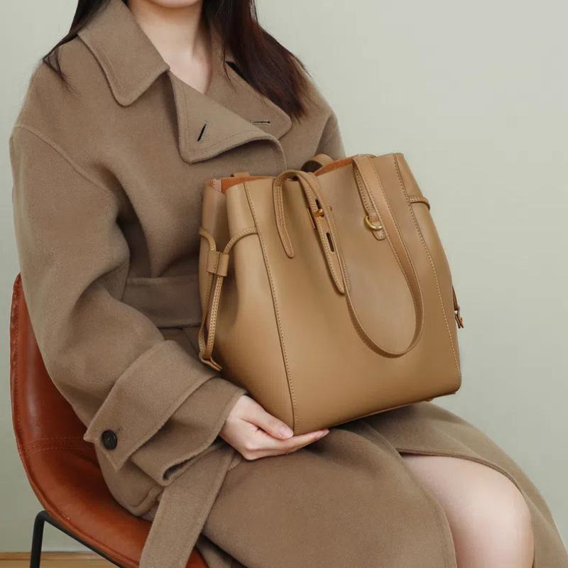 New Women's Large Capacity Cowhide Tote Bag Versatile Fashion Shoulder Bag for Commuting Work Female Trendy Bucket Handbag