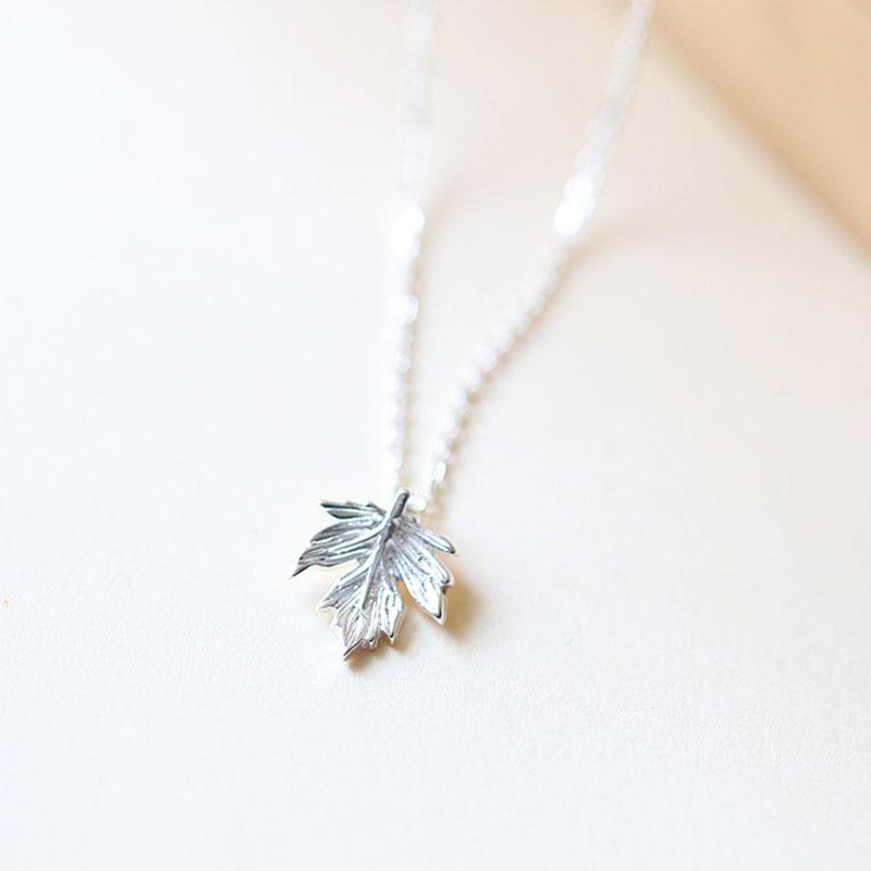 Small fresh personality simple Mori students collarbone chain Korean version of literary and generous maple leaf necklace women