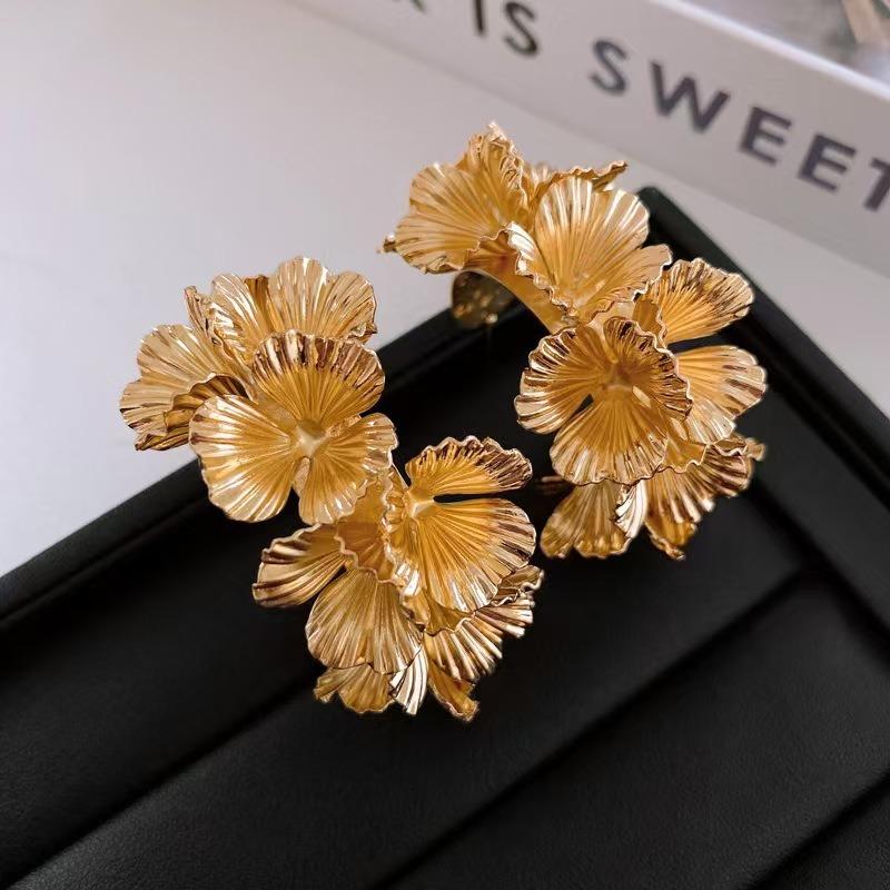 Retro Three-dimensional Flower Earrings Women's Temperament Earrings New Earrings