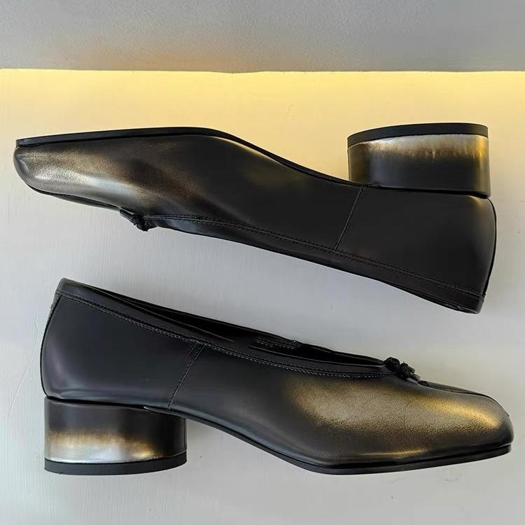 Versione coreana di scarpe retro di nicchia a punta divisa per zoccoli di maiale, scarpe da ballo con tacco spesso, scarpe singole, nuove scarpe in pelle piccole alla moda da donna 2025