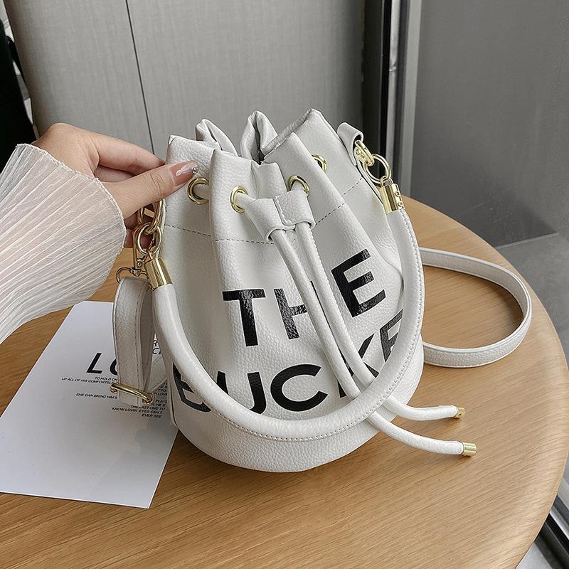 

This year s popular bag spring 2025 Korean version of fashion mother and child simple handbag ins women s crossbody bucket bag хакі