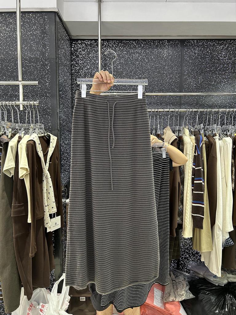 Women's Striped Knit Midi Skirt: High-Waisted, Elastic, Slimming, Back Slit, Perfect for Autumn and Winter.