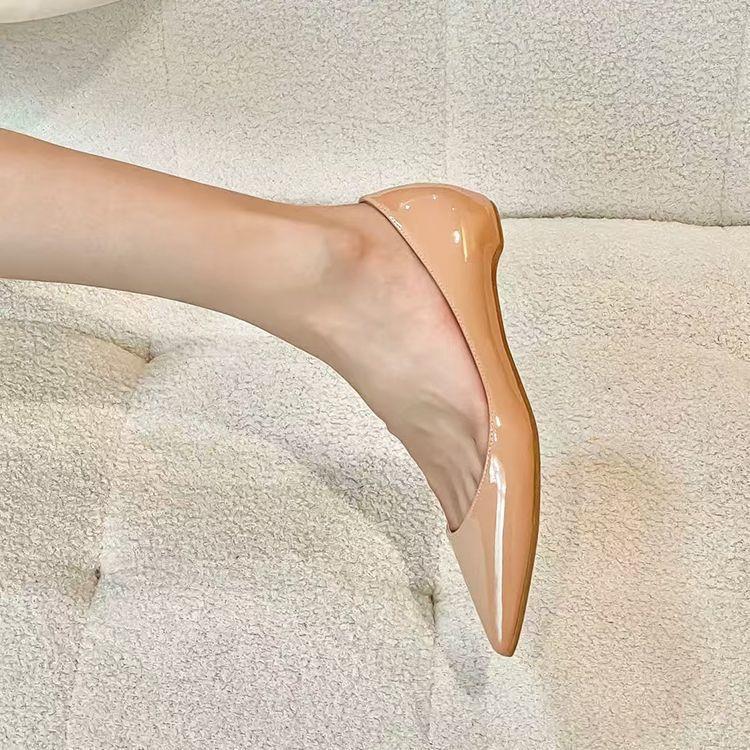 Korean version of sexy side air inner height increase pointed shoes temperament commuting shallow mouth flat bottom patent leather single shoes 2025 s