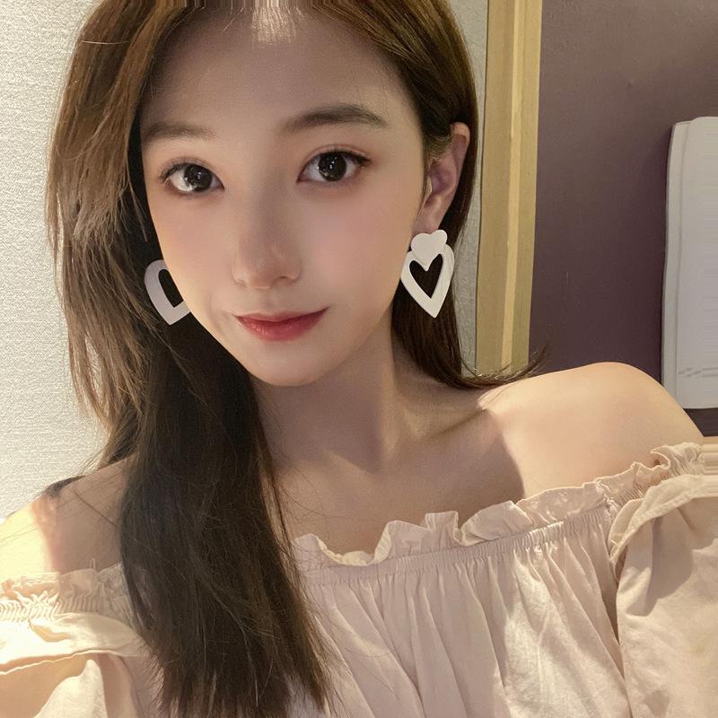 Retro Temperament Metall Weiß Liebe Herzförmige Clip Ohrringe Einfache Große Hohle Herz Clip Ohrringe Ohne Piercing Frauen Dame