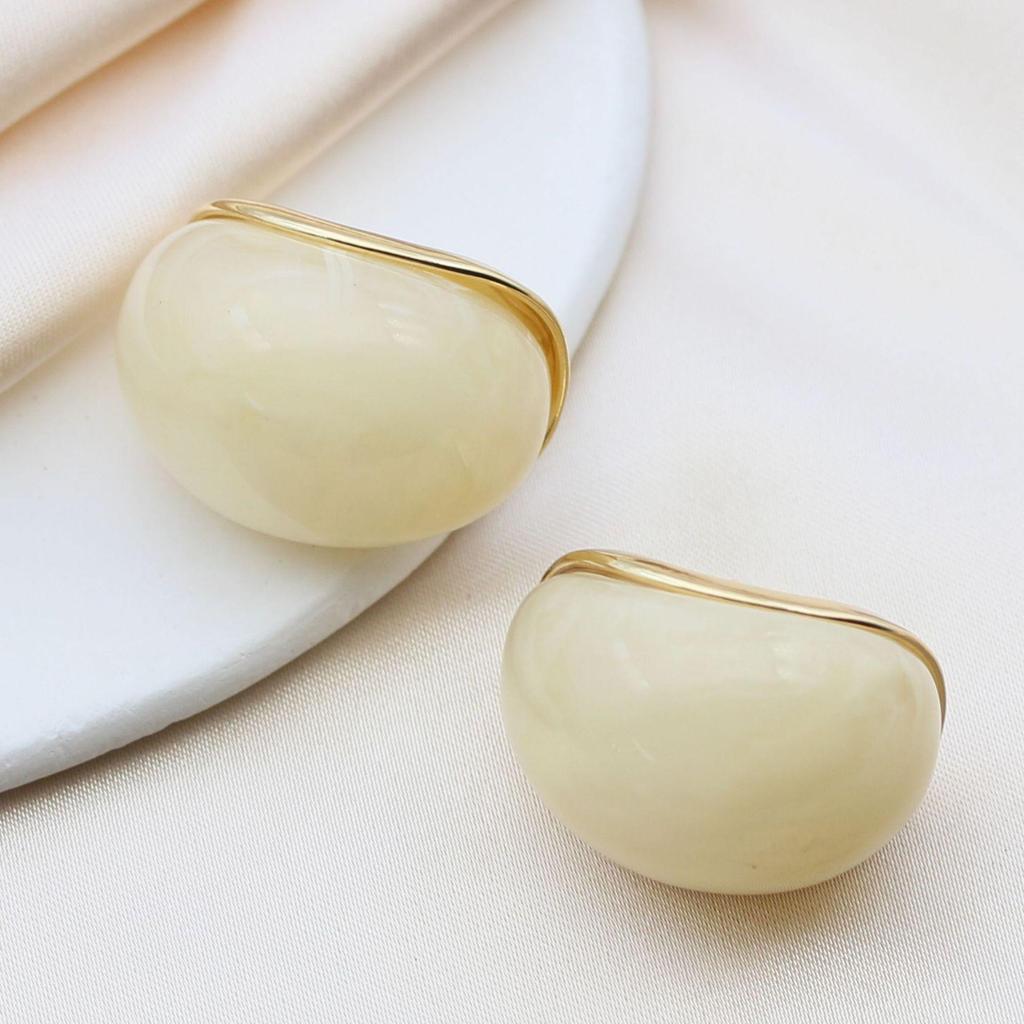 Retro Hong Kong-Style Geometric Resin Stud Earrings for Women - S925 Silver Needle, Light Luxury, High-End Autumn/Winter Heart Earrings Jewelry