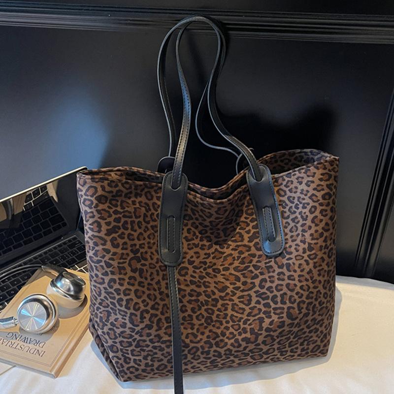 2025 autumn new trendy Korean version of foreign style leopard print shoulder large capacity high value fashion portable tote bag women