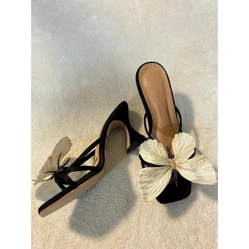 Leder Französisches Nischen-Temperament Schmetterling Ein-Riemen-Slipper Damen Neue Frühling und Sommer Dicke Sohle Hoher Absatz Sandalen