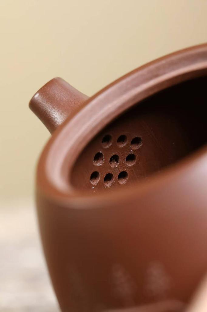Yixing Zisha Teapot: Handmade, Engraved Han Duo Design with Original Ore Bottom Slot - Clear Tea Set.