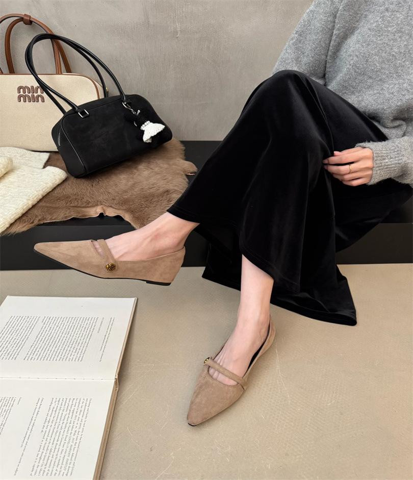 

Retro pointed commuting light mouth small leather shoes women s 2025 spring and autumn new fashion casual thick heel Mary Jane single shoes 39 абрикосовый
